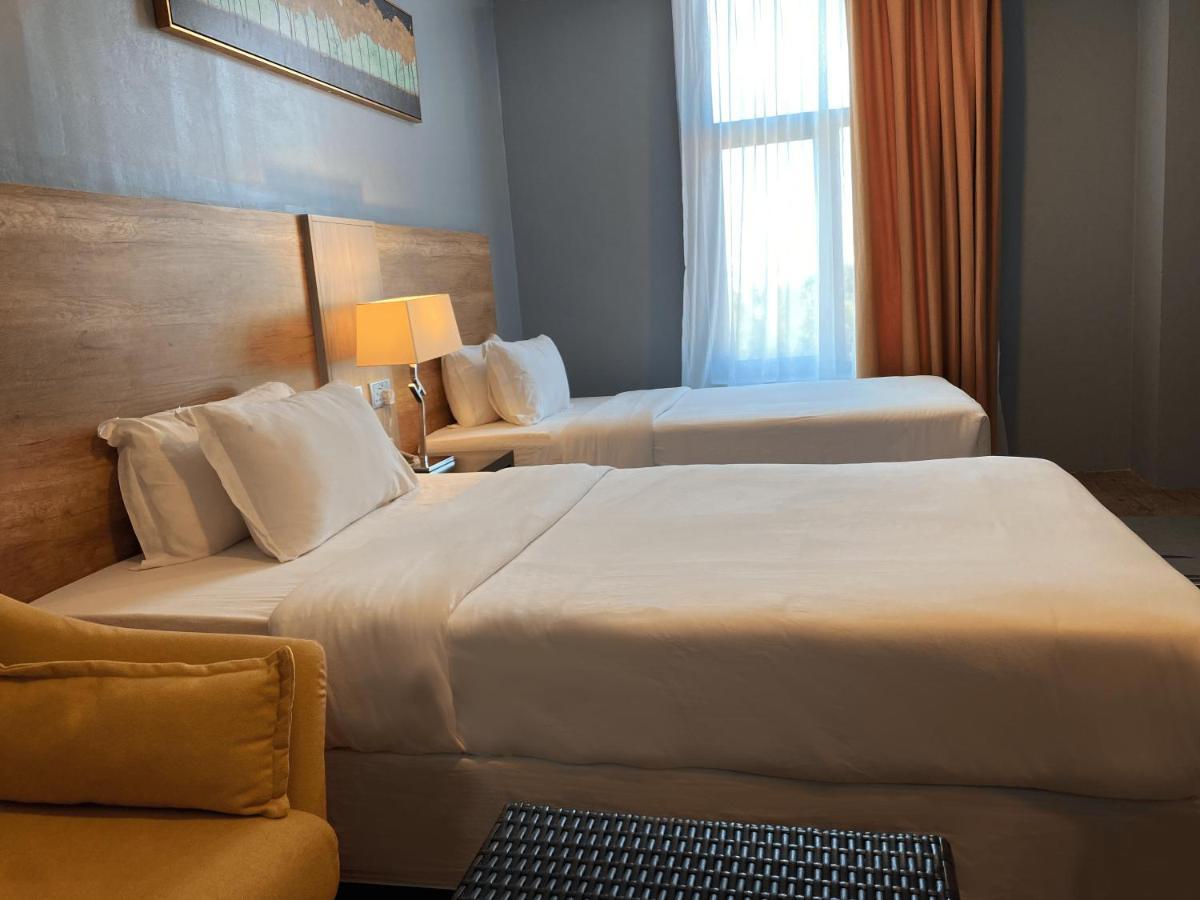 The Lanes Hotel Tutong Exterior foto